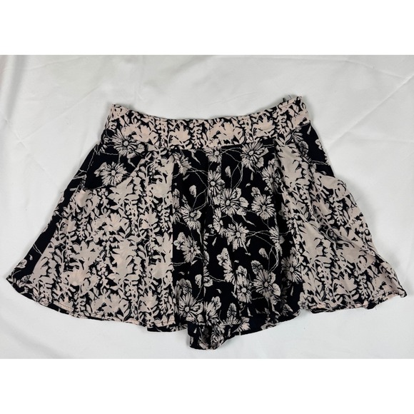Free People Pants - Free People Black Cream Floral High Waisted Shorts Size 2 Side Zip Pocket